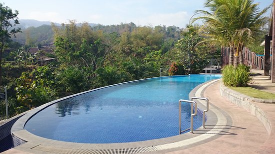 10 Hotel di Malang dengan Kolam Renang Tawarkan Pemandangan yang Keren 10 Hotel di Malang dengan Kolam Renang Tawarkan Pemandangan yang Keren