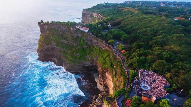 10 Lokasi Panjat Tebing Terbaik di Indonesia