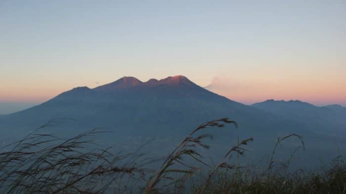 10 Gunung paling angker di Jawa yang bikin bulu kuduk merinding