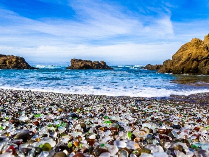 8 Pantai Paling Unik di Dunia Sajikan Keindahan Tiada Duanya