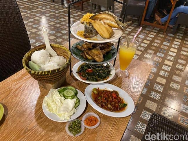 10 Tempat Makan Lesehan di Jakarta Dengan Menu Menggoyang lidah