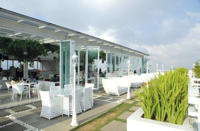 15 Cafe Rooftop Terbaik di Puncak, Pemandanganya Bikin Betah