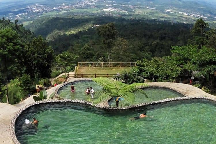 10 Sumber Mata Air di Indonesia Dengan Mitos Memiliki Keajaiban