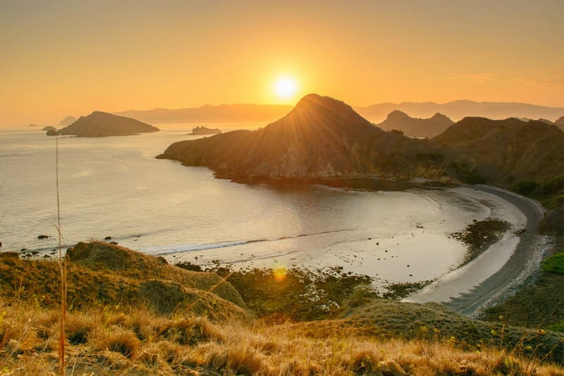 10 Spot Sunset di Labuan Bajo Paling Kece!