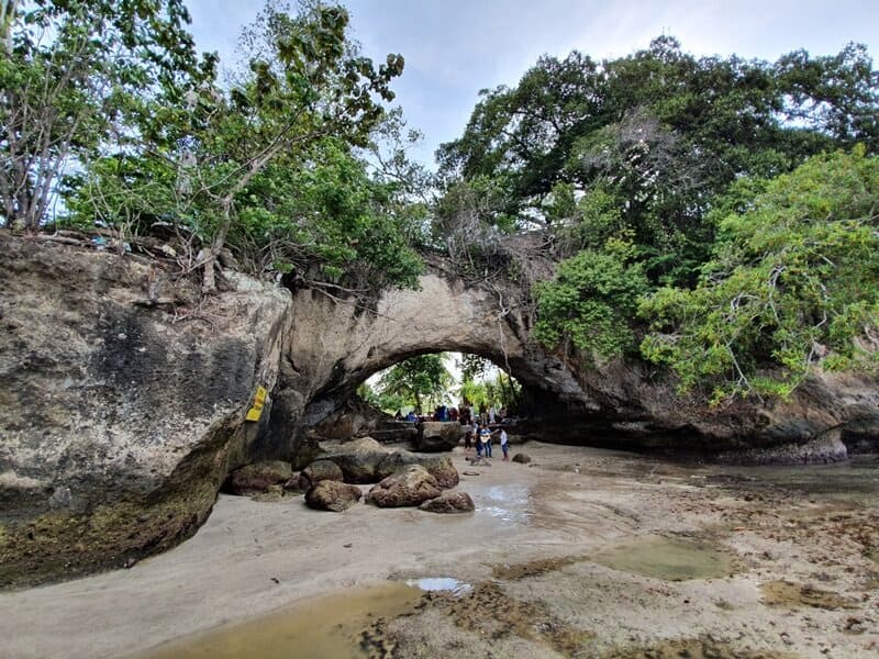 Nggak Hanya Satu, Nih 7 Pantai Karangbolong Di Indonesia