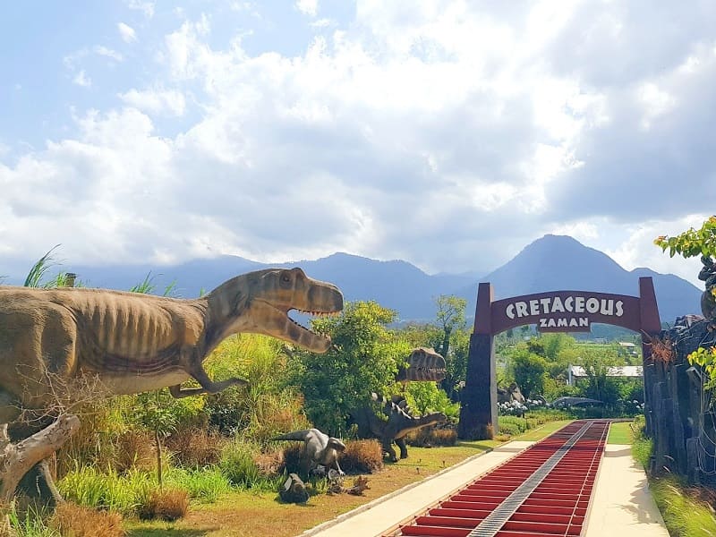 Belajar dan Bermain di 10 Taman Dinosaurus di Indonesia