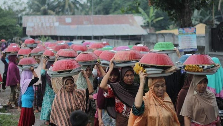 10 Fakta Tradisi Unik Ngejot di Lombok Yang Wajib Kamu Tahu
